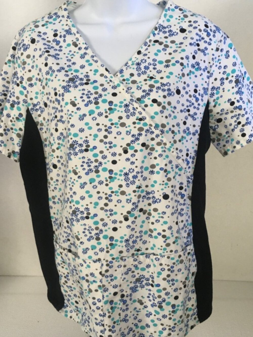 Medgear Scrub Top Women Size XS White Black w Blue Flowers Polka Dots Pockets